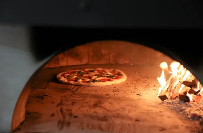 薪窯で焼くピッツァ